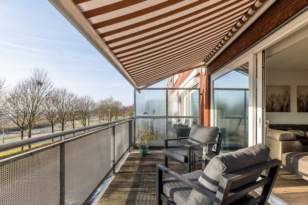 Foto - Te koop: Moderne instapklare drive-inwoning met garage, 3 slaapkamers, balkon met prachtig uitzicht en geheel bestraatte onderhoudsvriendelijke tuin met tuinkamer gelegen aan de rand van Heerlen.